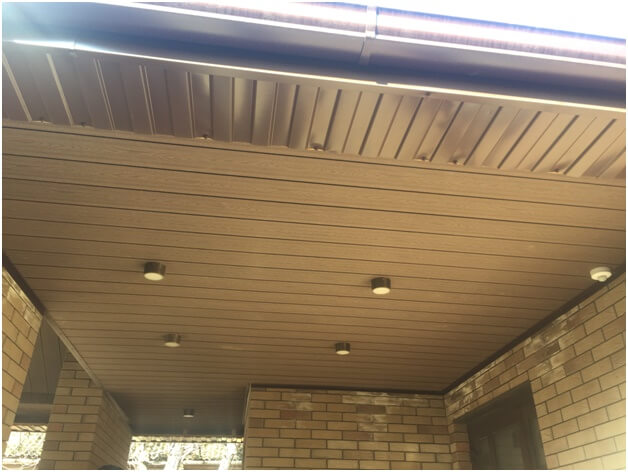 Отделка потолка универсальной доской из ДПК